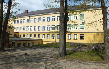 Budynek szkoły widziany od strony szatni, tylne wejście