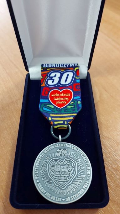 Na zdjęciu medal 30-lecia WOŚP w futerale