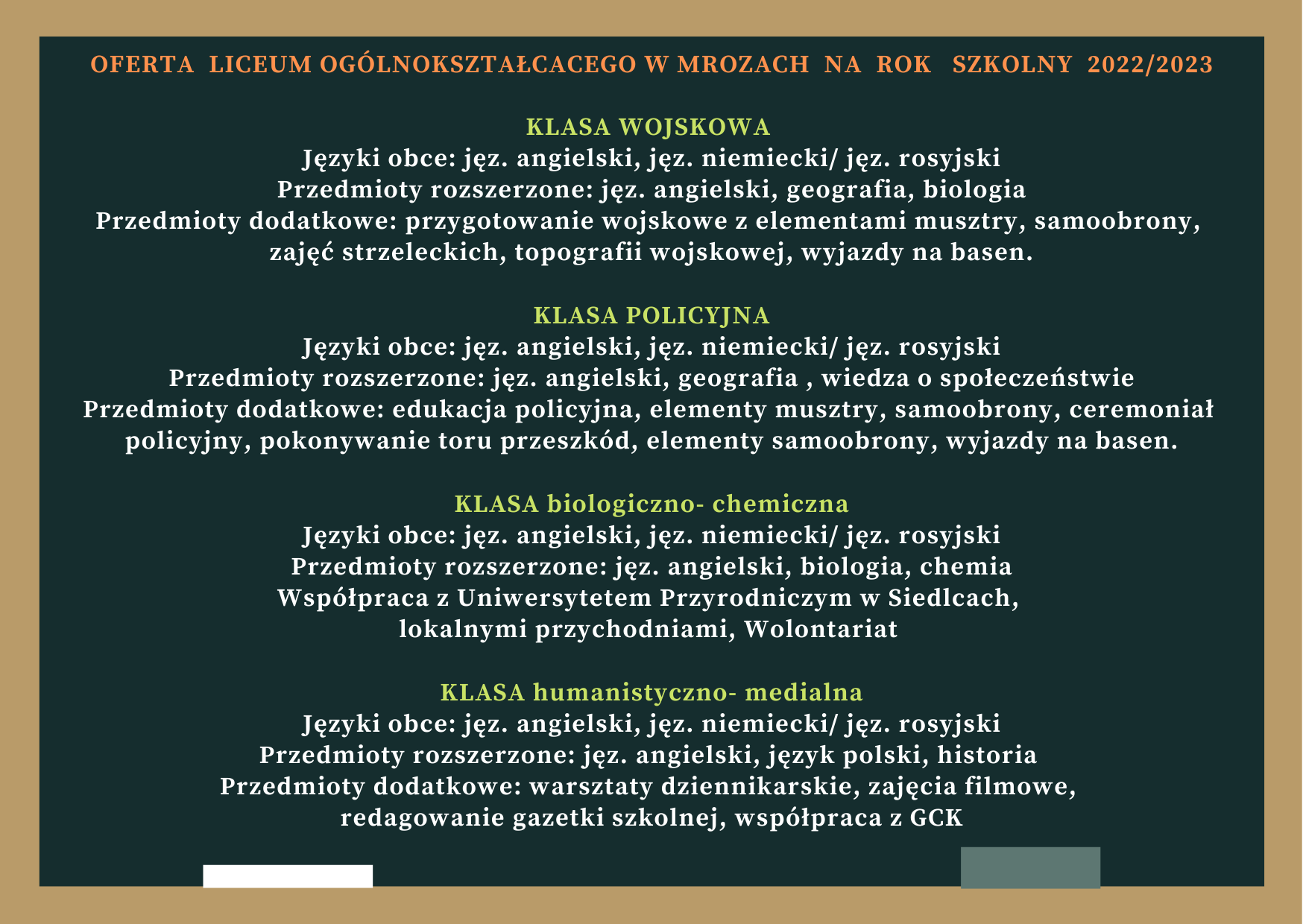 Na czarnej tablicy białe napisy informujące o&nbsp;kierunkach kształcenia w&nbsp;roku szkolnym 2022-2023 w&nbsp;Liceum ogólnokształcącym w&nbsp;Mrozach