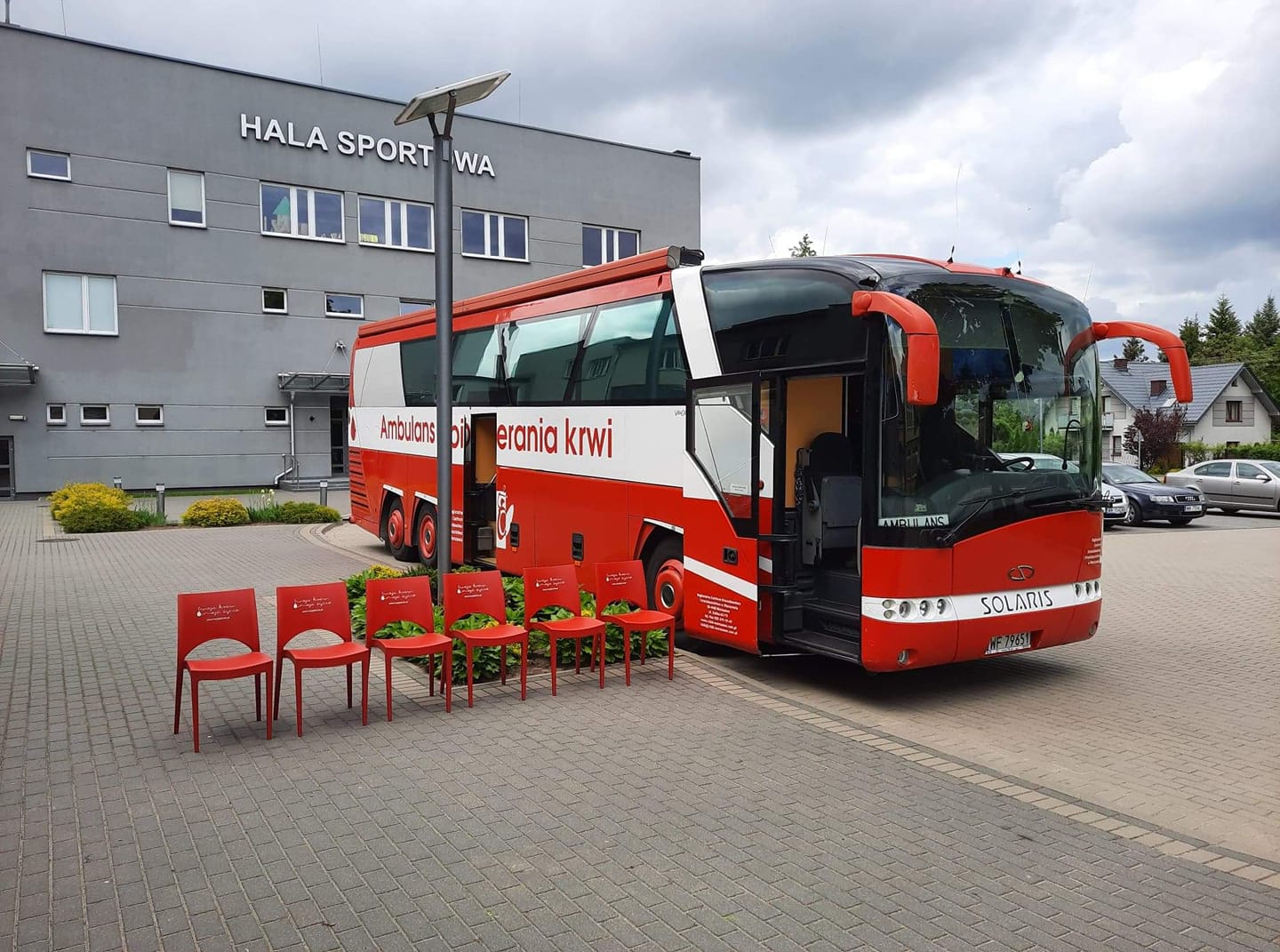 Czerwono - biały autokar krwiodawstwa a tle budynku hali GOSIR
